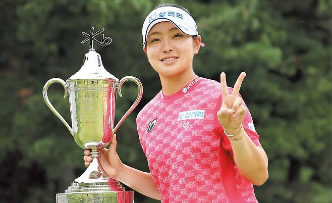 KLPGA유현조가 7일 KLPGA 투어 메이저 대회 KB금융 스타챔피언십에서 우승했다. 작년에 이어 대회 2연패를 달성한 것을 기뻐하며 손가락 두 개를 펼쳐 ‘V’를 만들었다.