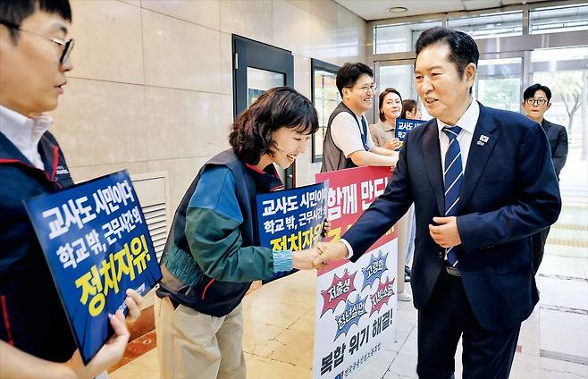 29일 서울 영등포구 한국노총 사무실을 방문한 정청래 더불어민주당 대표가 ‘정치 자유’를 요구하는 교사들과 악수하는 모습. 정 대표는 이날 한국노총과 정책협의회를 갖고 “교사들의 정치 주권이 보장될 수 있는 법을 빠른 시일 내 처리하겠다”고 했다./정청래 대표 페이스북