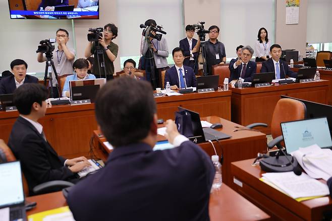 국민의힘 신동욱 최고위원이 30일 오후 서울 여의도 국회 법제사법위원회 전체회의에서 더불어민주당 김기표 의원 등과 설전을 벌이고 있다. /남강호 기자
