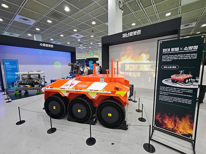 현대로템과 소방청이 개발하고 있는 ‘무인 소방 로봇(오른쪽)’과 포스텍이 개발한 탐사 로봇 ‘사이클롭스’. /박용선 기자