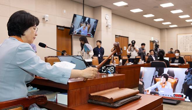 30일 서울 여의도 국회에서 열린 제429회국회(정기회) 법제사법위원회 제7차 전체회의에서 추미애 위원장이 대법원 현장 국정감사 안건을 의결하고 있다. /뉴스1
