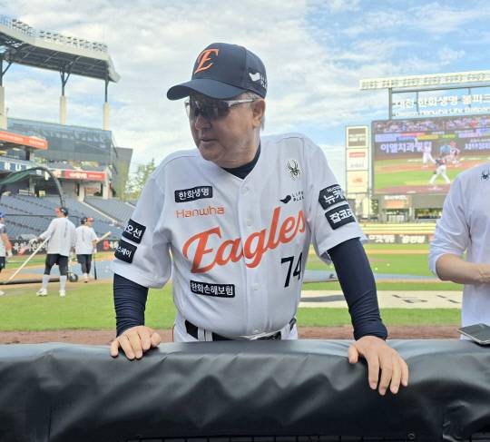 김경문 한화이글스 감독이 30일 대전 한화생명볼파크에서 열리는 롯데 자이언츠와 정규시즌 마지막 홈 경기를 앞두고 취재진과 인터뷰 하고 있다. 이성현 기자
