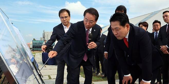 장동혁 국민의힘 대표가 지난 29일 인천 중구 인천관광공사에서 유정복 인천시장으로부터 인천항 내항 재개발 사업 관련 설명을 듣고 있다. ⓒ뉴시스