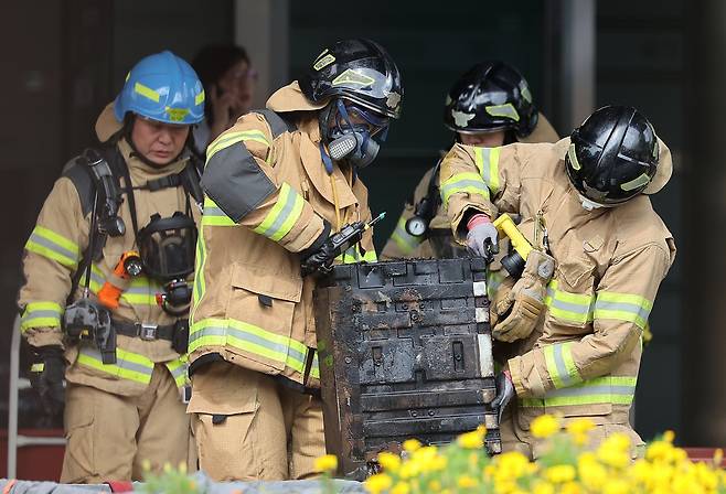 27일 오후 대전 유성구 국가정보자원관리원 화재현장에서 소방당국 관계자들이 소실된 리튬이온배터리에 대한 반출 작업을 하고 있다. 2025.9.27 뉴스1