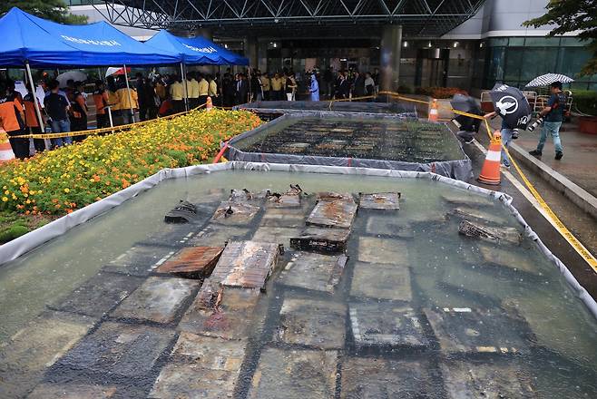 28일 오전 대전 유성구 국가정보자원관리원 화재 현장에 소실된 리튬이온배터리가 소화 수조에 담겨 있다. 2025.9.28 뉴스1