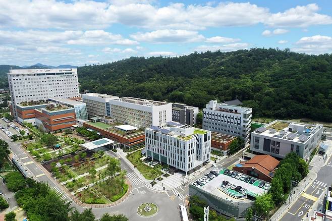 1375병상 규모의 서울 강동구 중앙보훈병원. 급성기 치료부터 재활, 요양까지 가능한 통합형 의료시스템이 구축된 국내 대표 보훈병원이다.  한국보훈복지의료공단 제공