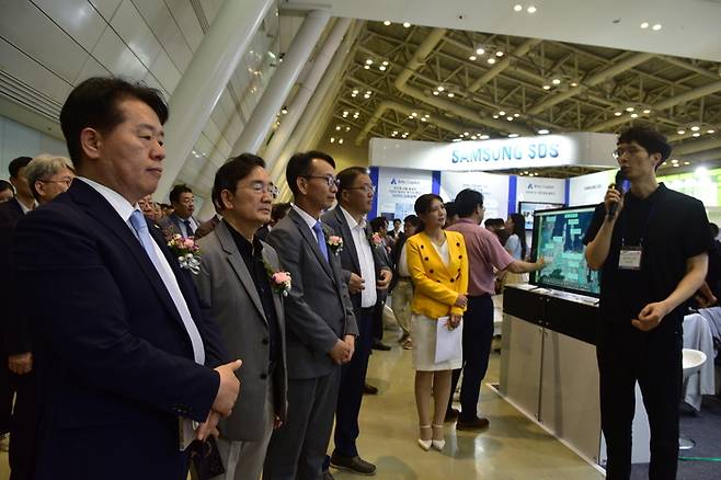 김명주 경남도 경제부지사(왼쪽 세번째)를 비롯한 주요 내빈이 '2025 더 넥스트 AI' 개막식 후 부스를 방문해 설명을 듣고 있다.