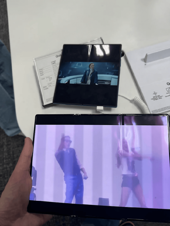 삼성전자 폴더블폰 '갤럭시 Z 트라이폴드'로 추정되는 기기 유출 사진