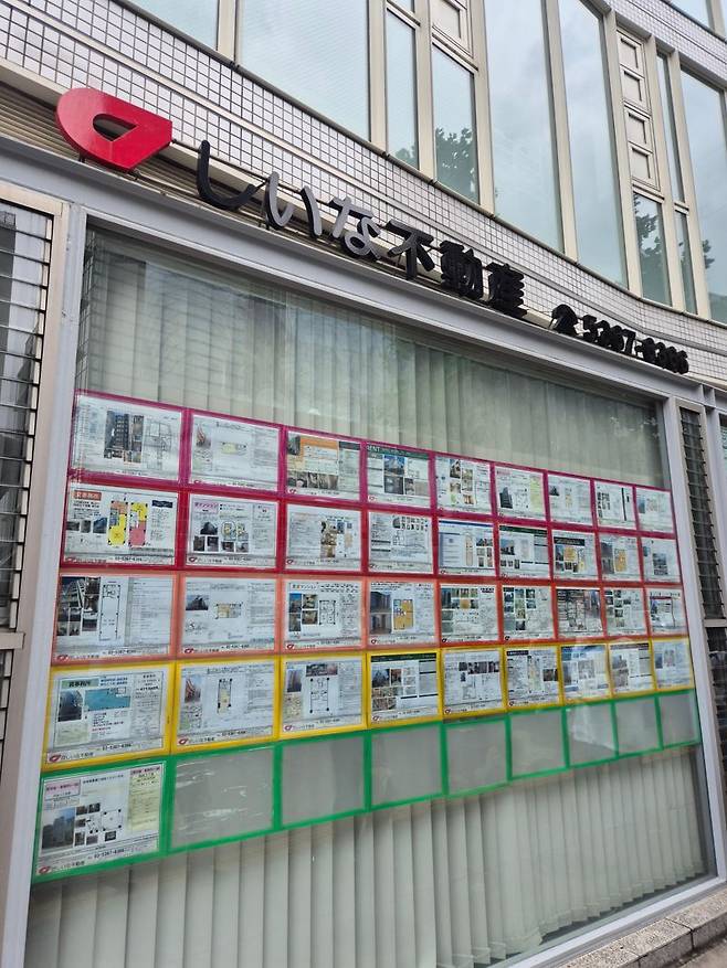 일본 도쿄의 한 부동산에 원룸 등 맨션의 매물 정보가 붙어 있다. 사진=전민경 기자
