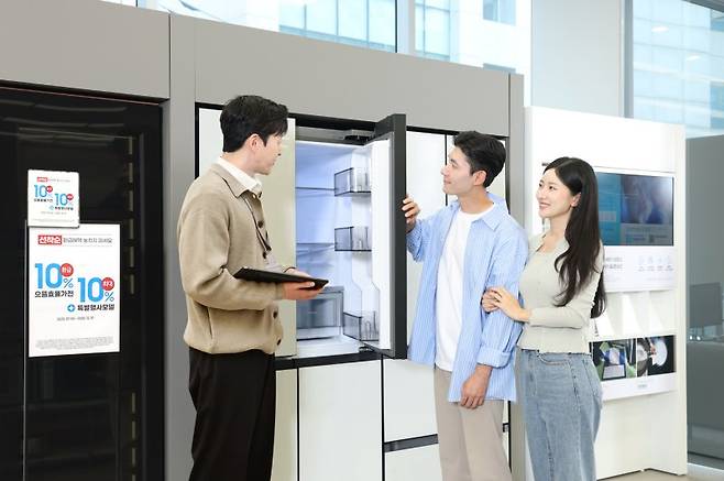 삼성전자의 에너지소비효율 1등급 가전제품 판매가 정부의 '으뜸효율 가전제품 환급사업'에 동참한 지난 2개월간 전년 동기 대비 약 20% 증가했다. 삼성전자 제공