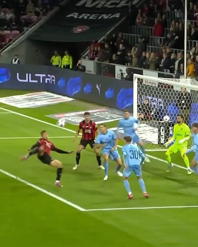 조규성이(미트윌란) 30일(한국시각) 덴마크 헤르닝의 엠시에이치(MCH) 아레나에서 열린 2025~2026 수페르리가 라네르스와 경기에서 후반 7분 시저스킥을 날리는 모습. 미트윌란 공식 사회관계망서비스(SNS) 영상 갈무리