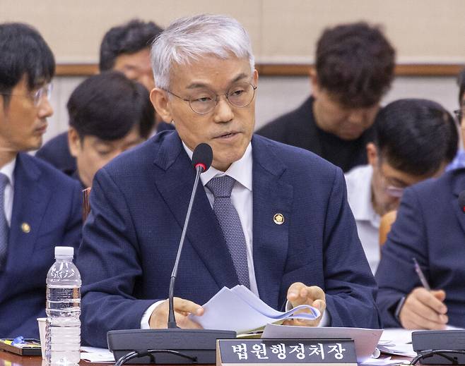 천대엽 법원행정처장이 2025년 9월4일 국회에서 열린 법제사법위원회 전체 회의에서 내란사건에 특별재판부 설치에 대한 법원의 입장을 설명하고 있다. 연합뉴스