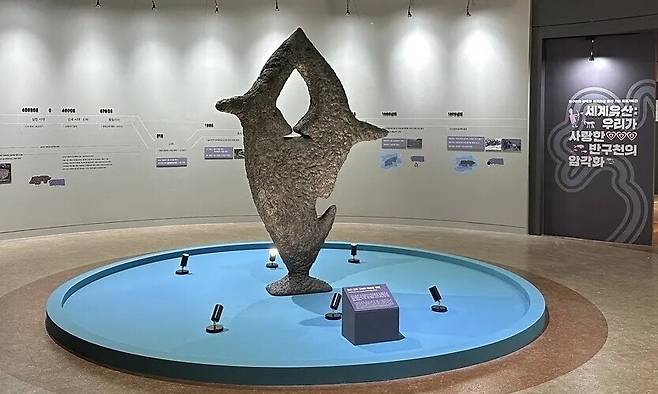 울산암각화박물관 1층 특별전시실에 마련된 ‘세계유산: 우리가 사랑한 반구천의 암각화’ 특별기획전 들머리의 ‘새끼 업은 고래’ 조형물. 울산암각화박물관 제공