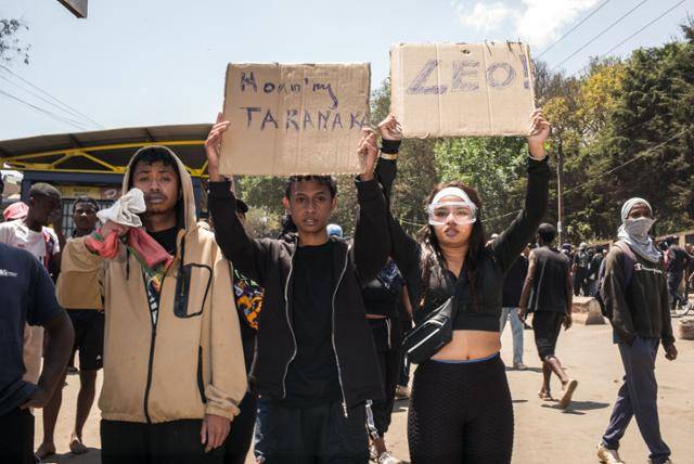 마다가스카르의 청년 세대가 29일 안타나나리보에서 단수와 정전에 항의하는 시위를 벌이고 있다.안타나나리보=AFP 연합뉴스