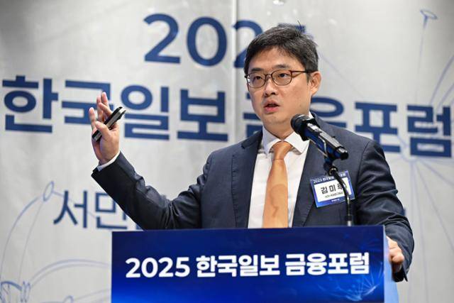 김미루 한국개발연구원(KDI) 국채연구팀장이 30일 서울 영등포구 루나미엘레에서 열린 2025 한국일보 금융포럼에서 연동형 법정 최고금리 도입의 효과와 시사점을 주제로 발표하고 있다. 박시몬 기자