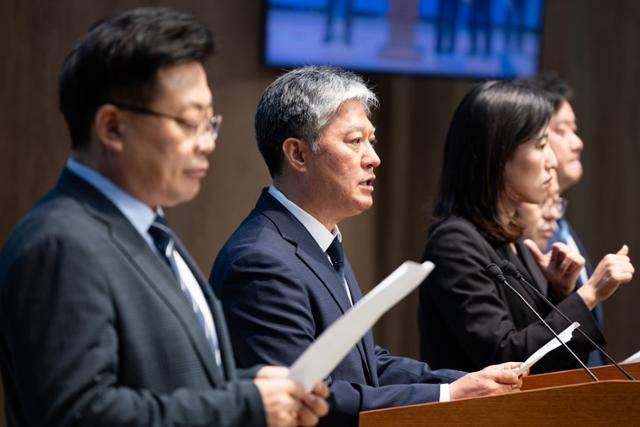 지귀연 부장판사 술 접대 의혹을 더불어민주당에 최초 제보한 정의찬(가운데) 민주당 원내대표 정무실장이 9월 30일 서울 여의도 국회 소통관에서 지귀연 판사 교체 및 고위공직자범죄수사처의 신속한 수사를 촉구하는 기자회견을 하고 있다. 뉴스1