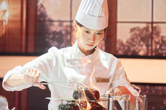 드라마 '폭군의 셰프'에서 프렌치 셰프인 주인공 연지영이 경연대회에서 요리에 열중하고 있다. SM엔터테인먼트 제공