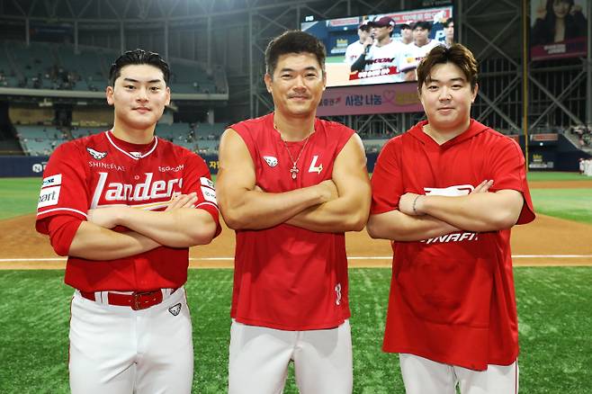 30일 고척 키움전을 끝낸 뒤 기념사진을 찍은 조병현(왼쪽부터), 노경은, 이로은. SSG 제공