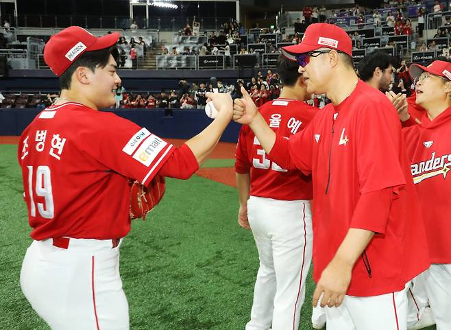 30일 고척 키움전을 승리한 뒤 마무리 투수 조병현을 반기는 이숭용 감독. SSG 제공
