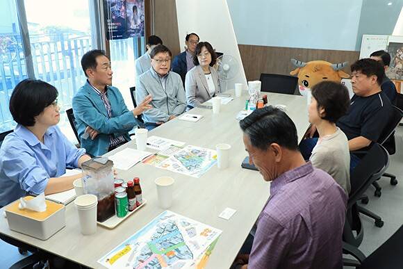 정장선 평택시장이 27일 안중시장을 찾아 상인들과 간담회를 진행하고 있다. [사진=평택시]