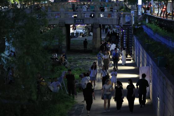 서울 청계천을 찾은 관광객 및 시민들이 산책을 하고 있다. [뉴스1]