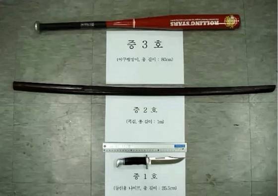 2009년 11월 칠성파와의 강남 대치 상황에서 범서방파가 준비한 흉기들. 야구배트와 각목이 봉고차에 실려 조직원 손에 나눠졌다. ‘특공대’로 차출된 조직원 7명에겐 손잡이에 검은색 테이프가 감긴 사시미칼이 별도로 지급됐다. 서울경찰청