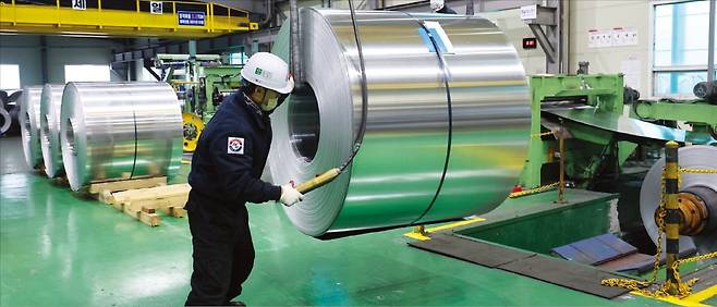 미국의 ‘고무줄’ 관세 행정으로 철강·알루미늄 관련 중소기업의 고민이 커지고 있다. 경기 화성시 한 알루미늄업체 직원이 제품을 옮기고 있다.  연합뉴스