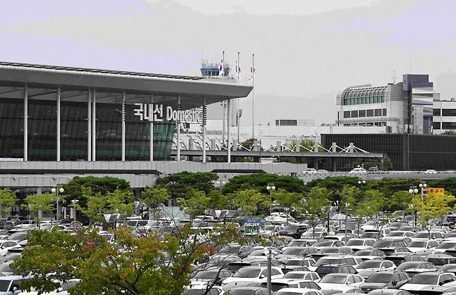 김포국제공항 국내선과 주차장. 한국공항공사 제공