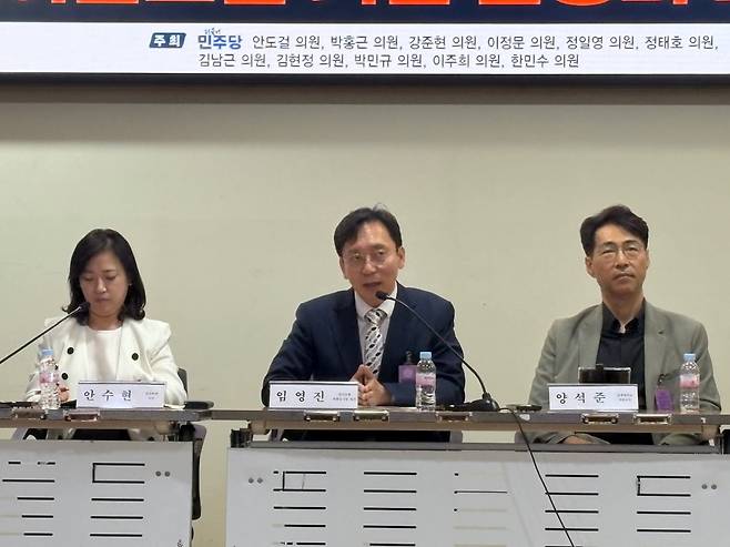 임영진 한국은행 외환심사팀 팀장(가운데)이 30일&nbsp;서울 여의도 국회의원회관에서 열린 '원화스테이블코인 기업 활용과 외환정책' 토론회에 참석해 발언하고 있다. 사진=이준형 블루밍비트 기자