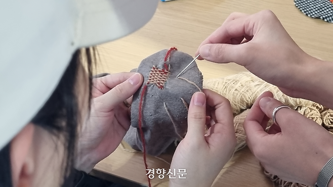 지난 25일 서울 성동구 한 공유주방에서 아름다운가게와 다시입다연구소가 연 ‘아름다운 수선혁명랩’에 참가한 고금정씨(36, 왼쪽)와 진선미씨(32)가 양말에 난 구멍을 수선하고 있다. 강한들 기자
