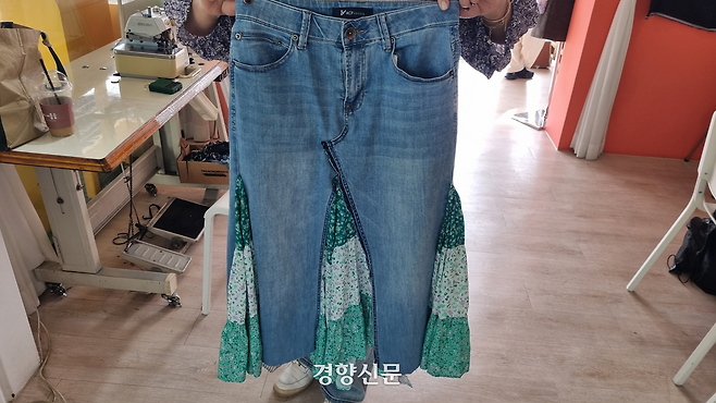 지난 25일 서울 성동구 한 공유주방에서 아름다운가게와 다시입다연구소가 연 ‘아름다운 수선혁명랩’에 참가한 박경연씨(60)가 청바지를 직접 치마로 수선했다며 기자에게 자랑을 하고 있다. 강한들 기자