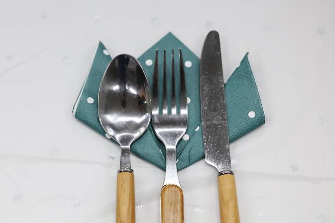 한국옵티칼에서 ‘풀코스’ 요리가 나가기 전 주휘씨는 식탁보와 냅킨을 깔고 수저를 정갈하게 놓았다. 짝 맞춘 수저와 음식에 어울리는 그릇, 유리잔까지 모두 가지고 와서 상을 차렸다.