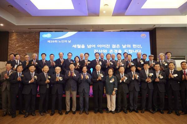 김동연, 노인김동연 경기도지사가 30일 수원 노블레스웨딩컨벤션에서 열린 ‘제29회 노인의 날 기념식’에 참석해 기념촬영을 하고 있다. 경기도 제공