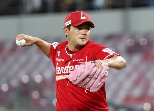 투구하는 노경은. 사진[연합뉴스]