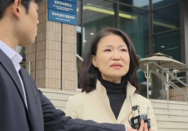 ▲이진숙 방송통신위원장이 30일 정부과천청사에서 퇴근하며 소회를 밝히고 있다. ⓒ연합뉴스