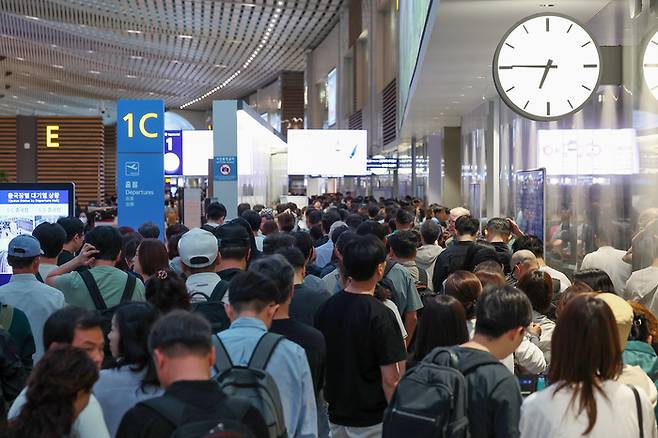 지난 19일 인천 영종도 제2여객터미널 인천국제공항 출국장에서 시민들이 줄을 서고 있다. [사진 출처=연합뉴스]