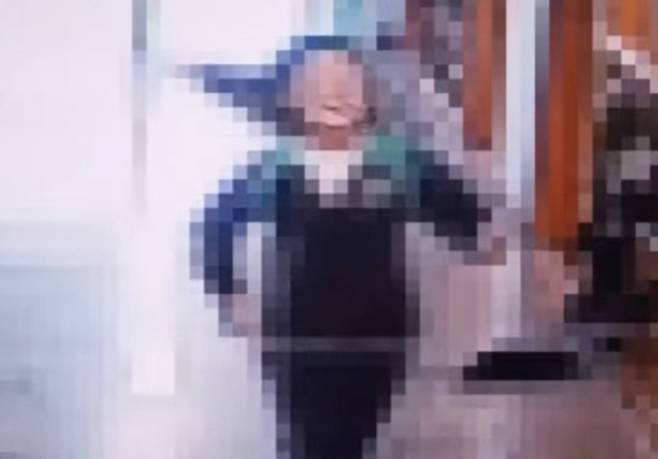 성폭력으로 2년 전 학교폭력대책심의위원회(학폭위)로부터 출석정지 5일 등 징계를 받은 남학생이 뒤늦게 법원에서 '무죄'를 받았다. 재판부는 △ B양이 4차례 진술을 번복한 점 △ 웃으면서 화장실을 나오는 장면이 CCTV에 포착된 점 등을 토대로 B양의 진술에 신빙성이 떨어진다고 봤다. /사진=JTBC '사건반장'