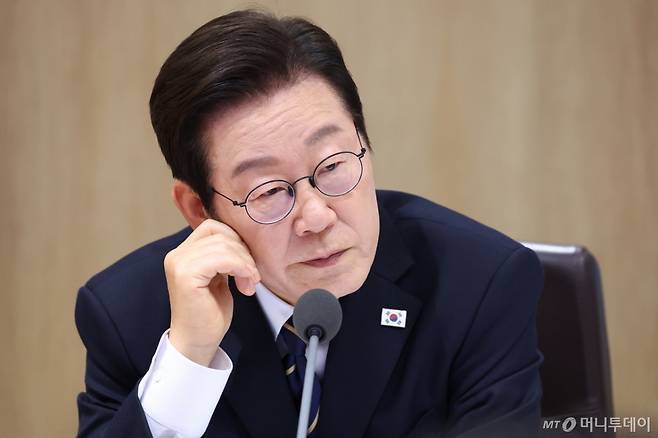 [서울=뉴시스] 고범준 기자 = 이재명 대통령이 30일 서울 용산 대통령실 청사에서 열린 제44회 국무회의에서 정성호 법무부 장관에게 질의하고 있다. (대통령실통신사진기자단) 2025.09.30. bjko@newsis.com /사진=