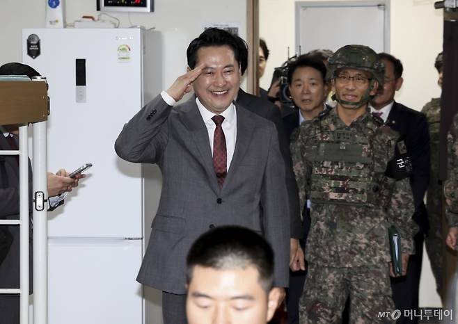 [서울=뉴시스] 국회사진기자단 = 장동혁 국민의힘 대표가 30일 경기 포천시 육군 제6보병사단 2여단 GOP대대를 방문해 장병들에게 인사하고 있다. 2025.09.30. photo@newsis.com /사진=