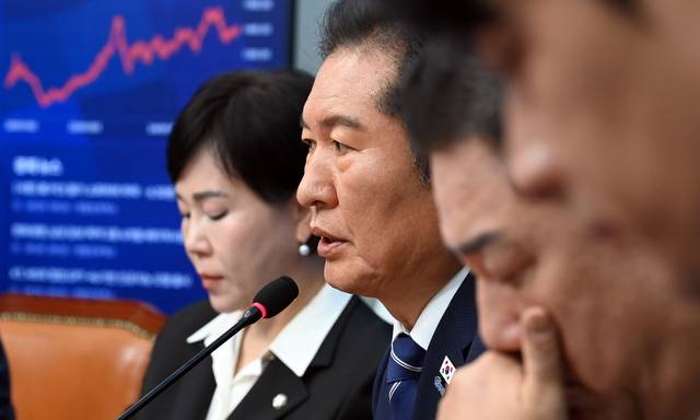 정청래(왼쪽 두 번째) 더불어민주당 대표가 29일 오전 국회에서 열린 최고위원회의에서 발언하고 있다. 곽성호기자
