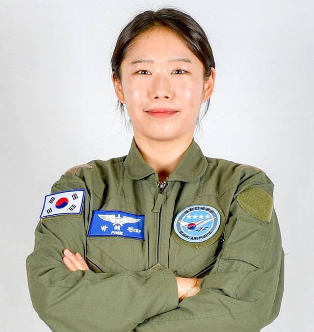 제10기 국민조종사에 선발된 박혜진씨는 여자 크리켓 국가대표 선수로 9년간 활동했다. 공군 제공