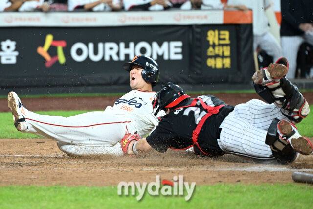 29일 대전 한화생명 볼파크 야구장에서 열린 '2025 신한 SOL BANK KBO리그' LG 트윈스와 한화 이글스 경기. 한화 최재훈이 5회말 2사 2루 리베라토 적시타에 홈 득점 판정을 받았지만 비디오판독 끝에 아웃으로 정정됐다. LG 박동원의 태그./대전=유진형 기자 zolong@mydaily.co.kr