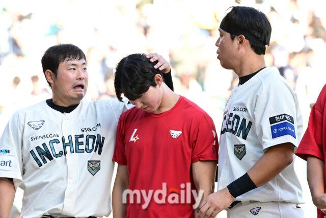 경기 종료 후 박성한의 큰 혹을 보면서 박지영이 놀라고 있다.