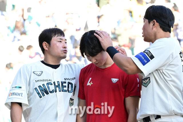 박성한을 가운데 두고 이지영 (왼쪽)과 한유섬의 큰 혹을 살펴보고 있다.