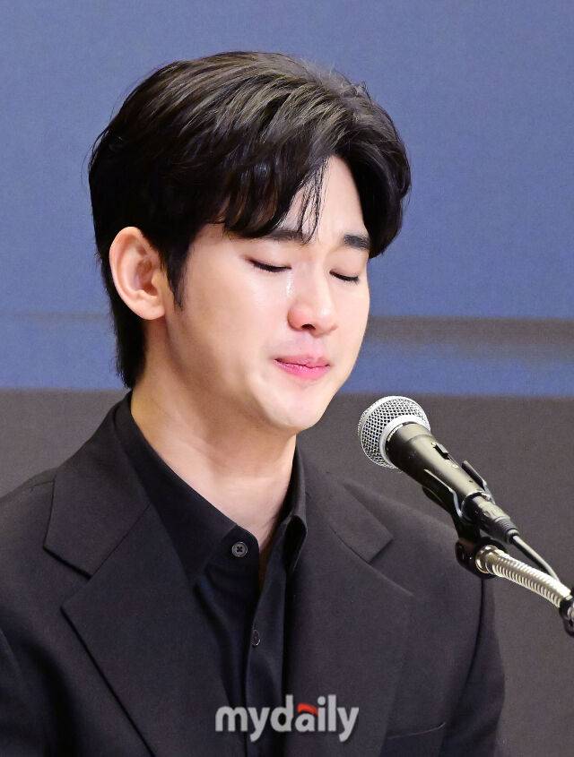 2025년 3월 31일 오후 김수현이 서울 마포구스탠포드 호텔에서 진행된 긴급기자회견에서 이야기를 하고 있다.김수현의 논란은 유튜브 채널을 통해 시작됐다. 고 김새론과의 관계에 대한 주장 그리고 이에대한 유족들의 기자회견 까지 이어지면서 사실상 김수현의 연예계 활동도 멈췄다. 촬영 중인데다 올해 공개까지 앞둔 디즈니+ '넉오프'는 사실상 온에어가 불가능해지면서 보류가 됐다. 동시에 예능프로그램 역시 편집이 됐으며, 광고계 손절도 당했다.