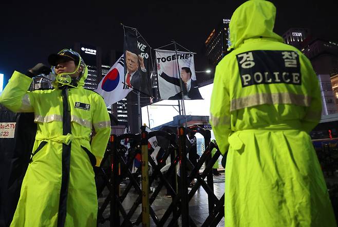 지난 19일 오후 서울 중구 명동 주한중국대사관 인근에서 경찰이 반중 시위대의 명동 진입을 막는 바리케이드를 치고 있다.  [연합]