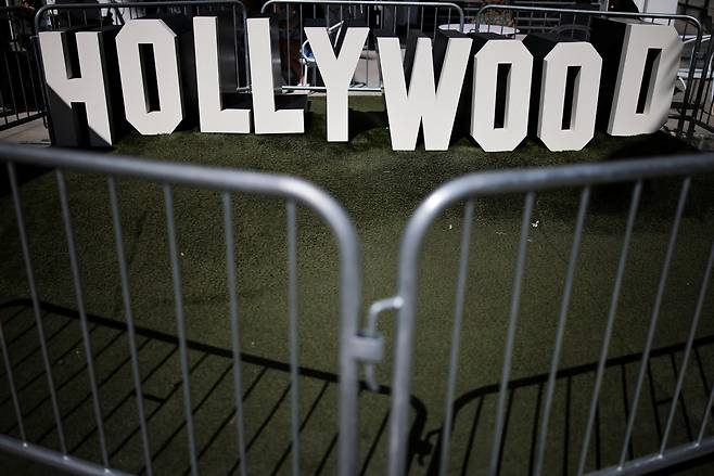 도널드 트럼프 미 대통령이 29일(현지시간) 캘리포니아주 로스앤젤레스에서 외국산 영화에 100% 관세를 부과하라고 트루스소셜에 밝힌 가운데, 할리우드 표지판 설치가 중단된 모습. [로이터]