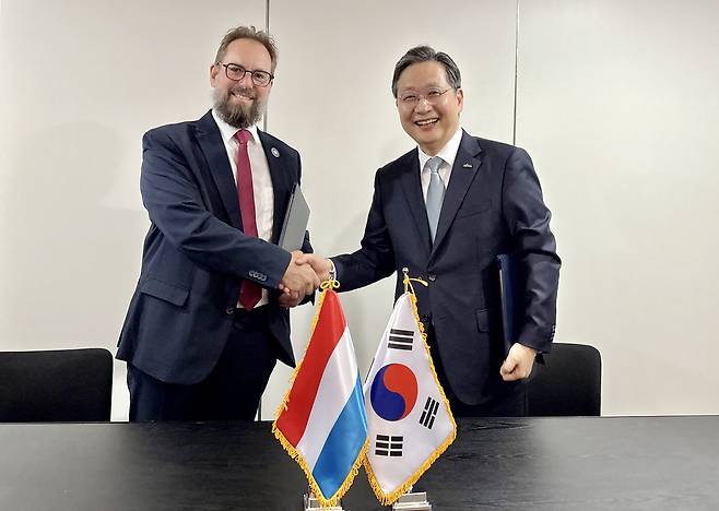 마크 세레스 룩셈부르크우주청장과 윤영빈 우주항공청장이 우주협력을 위한 양해각서를 체결하고 기념촬영을 하고 있다.[우주항공청 제공]