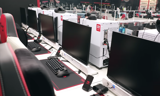 이른바 ‘T1 PC방’인 T1 베이스캠프. 사진은 기사 내용과 무관함. [T1 공식 유튜브 캡처]