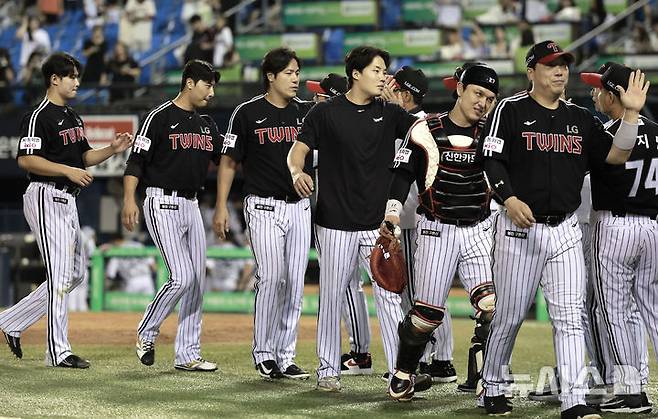 [서울=뉴시스] 정병혁 기자 = 10일 서울 송파구 잠실야구장에서 열린 2025 KBO리그 LG 트윈스 대 두산 베어스의 경기, 8-4으로 승리한 LG 선수들이 기뻐하고 있다.  2025.09.10. jhope@newsis.com